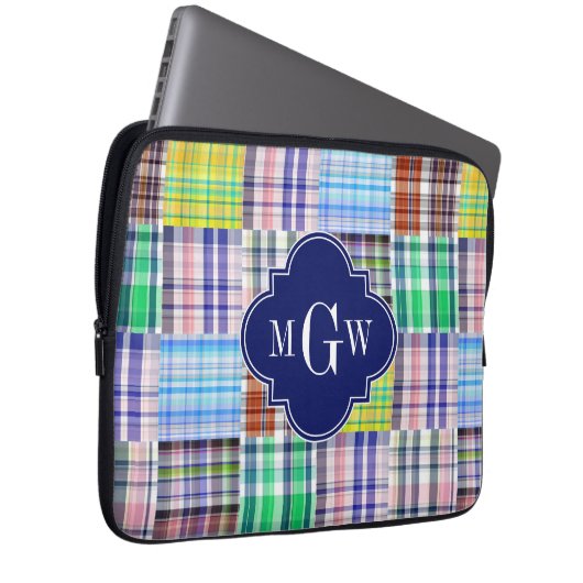 Preppy Patchwork Madras Navy Quatrefoil Monogram Laptopschutzhülle (Vorne Rechts)