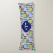 Preppy Patchwork Madras Navy Quatrefoil Monogram Seitenschläferkissen (Vorderseite Vertikal)