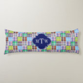 Preppy Patchwork Madras Navy Quatrefoil Monogram Seitenschläferkissen (Vorderseite)