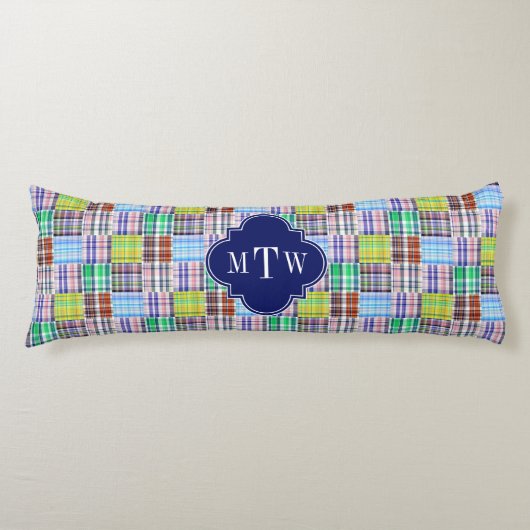 Preppy Patchwork Madras Navy Quatrefoil Monogram Seitenschläferkissen (Vorderseite)