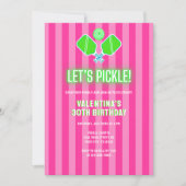 Preppy Pink and Green Striped Pickleball Birthday Einladung (Vorderseite)