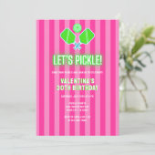 Preppy Pink and Green Striped Pickleball Birthday Einladung (Stehend Vorderseite)