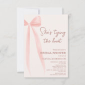 Preppy Pink Bow She's Tying the Knot Bridal Shower Einladung (Vorderseite)