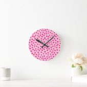 Preppy Pink Dots Moderne Animal Print Spots Runde Wanduhr (Zuhause)