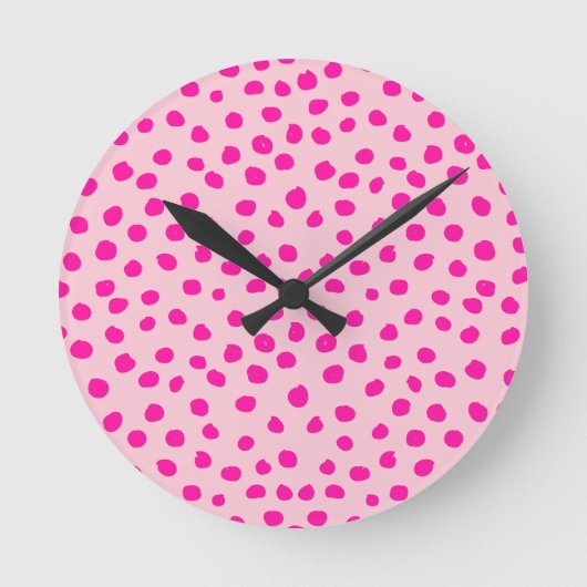 Preppy Pink Dots Moderne Animal Print Spots Runde Wanduhr (Vorderseite)