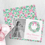 Preppy Pink & Green Palm Beach Wreath Foto Feiertagskarte<br><div class="desc">PreppyPrint.com - Feiern Sie Weihnachten im Stil! Fügen Sie Ihre personalisierte Touch zu diesen Weihnachtskarten hinzu. Übertragen Sie dieses Design auch auf die Produkte Ihrer Wahl! Klicken Sie unter "Logo & Independent Creator Mark" auf "Entfernen von der Rückseite der Karte", um den QR-Code von der Rückseite der Karte zu entfernen....</div>