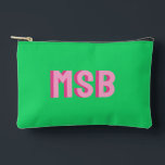 Preppy Pink Green Shadow Block Monogram, Custom Zubehörtasche<br><div class="desc">Super niedliche Tasche mit doppelrosa Schattenblock Monogramm und grünem Hintergrund. Also auf Trend mit der schönen Ästhetik. Ändern Sie die Farben und den Text einfach in Ihren Text - 2 Buchstaben Monogramm,  3 Buchstaben oder ein ganzes Wort/Name. Niedlich,  trendig - perfekt zum Geburtstag,  Junggeselinnen-Abschied und vieles mehr.</div>