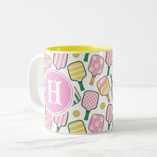 Preppy Pink Green & Yellow Pickleball Monogram Zweifarbige Tasse (Vorderseite Links)