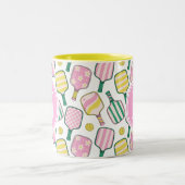 Preppy Pink Green & Yellow Pickleball Monogram Zweifarbige Tasse (Mittel)