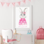 Preppy Pink Herz Personalisiert Bunny Leinwanddruck<br><div class="desc">Dieser niedliche,  prächtige Hase mit rosa Bogen und Pullover würde in einem kleinen Baby- oder Mädchenzimmer wie ein Liebling aussehen. Personalisieren Sie das Programm mit einem oder mehreren Initialen. Der Hase kann auf anderen Artikeln in meinem Geschäft gefunden werden,  PageCreativeDesigns.</div>