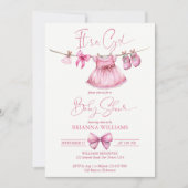 Preppy pink Kleidung auf einer Linie Mädchen Babyd Einladung (Vorderseite)