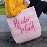 Preppy Pink Stripes Brush Script Bridesmaid Tasche<br><div class="desc">Personalisierte Bridesmaid Tote-Tasche mit dem Wort "Bridesmaid" in trendigem Pinselskript vor einem prächtigen rosa Streifen Hintergrund, der perfekt für Ihre Brautjungfrau ist, um ihre Gegenstände zu tragen. Karo den passenden Make-up-Sack hier https://www.zazzle.com/preppy_pink_stripes_brush_script_bridesmaid_makeup_bag-223977580678893594?rf=238364477188679314 Personalisiere ihn durch Ersetzen des Platzhaltertextes. Für weitere Optionen, wie zum Beispiel den Schriftart zu ändern und seine...</div>