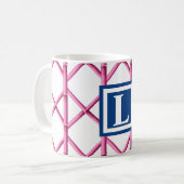 Preppy Pink Trellis Bamboo Muster Monogram Kaffeetasse (Vorderseite Links)