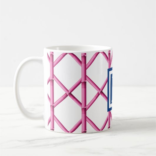 Preppy Pink Trellis Bamboo Muster Monogram Kaffeetasse (Links)