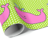 Preppy Pink und Blue Whales auf grünen Polka-Punkt Geschenkpapier (Rolleneckpunkt)