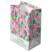 Preppy Pink und Green Christmas Trees Mittlere Geschenktüte (Vorderseite Schrägansicht)