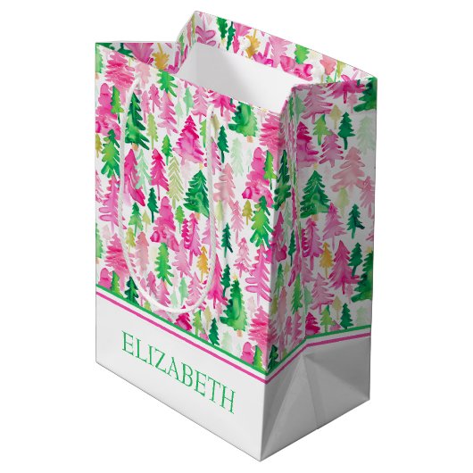 Preppy Pink und Green Christmas Trees Mittlere Geschenktüte (Rückseite Schrägansicht)