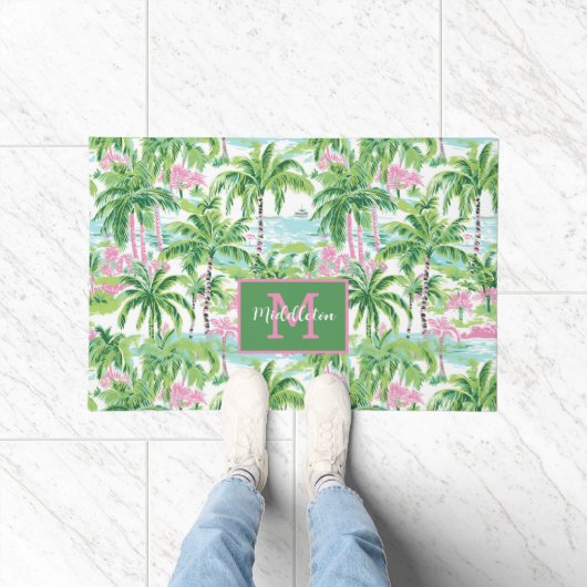 Preppy Pink und Green Tropical Palm Trees Monogram Fußmatte (Indoor)