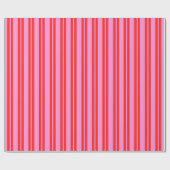 Preppy Pink und Red Vertical Stripes Muster Geschenkpapier (Flach)