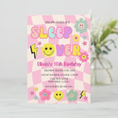 Preppy Pink Y2K Sleep Over Happy Face Geburtstag Einladung (Stehend Vorderseite)