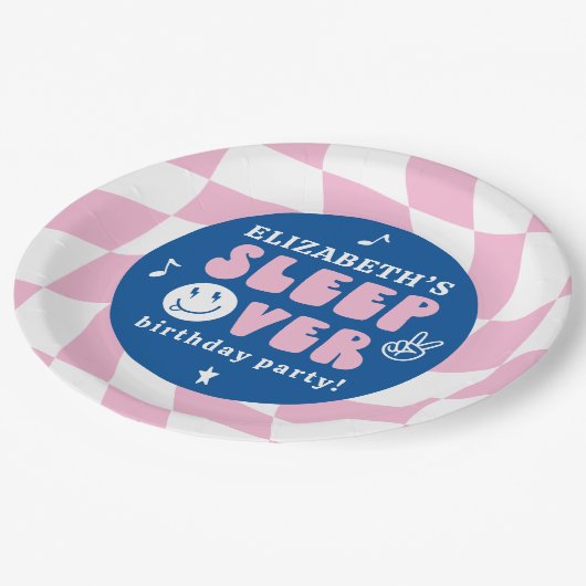 Preppy Sleep Over Tween Birthday Party Pappteller (Schrägansicht)