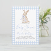 Preppy Southern Blue Gingham Bunny Baby Dusche Einladung (Stehend Vorderseite)