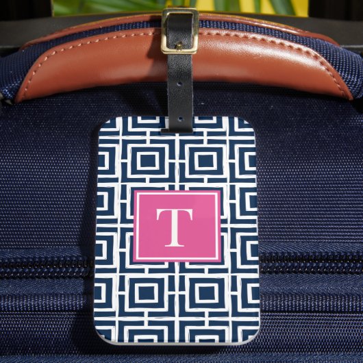 Preppy Square Lattice Monogram – Navy & Hot  Pink Gepäckanhänger (Vorderseite Insitu 2)