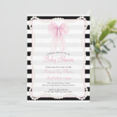 Preppy Stripes Pink Bow Pearls Baby Shower Einladung (Stehend Vorderseite)