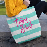 Preppy türkis and White Stripes Pink Team Bridge Tasche<br><div class="desc">All-Over-Print Tote-Tasche mit den Worten "Team Bride" in rosa trendy Skript vor einem türkisfarbenen und weißen Streifen Muster Hintergrund. Ideal für Hochzeiten von Brautmädchen, Trauzeugin und Blume. Weitere Farben und passende Elemente finden Sie hier https://www.zazzle.com/collections/119250194970828530?rf=238364477188679314 Personalisieren Sie sie durch Ersetzen des Platzhaltertextes. Für weitere Optionen, wie zum Beispiel den Schriftart...</div>