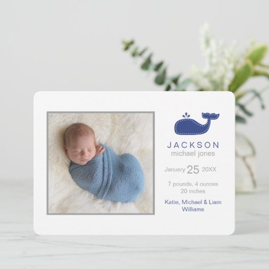 Preppy Whale Foto Geburtsankündigung, Baby Boy Ankündigung (Stehend Vorderseite)