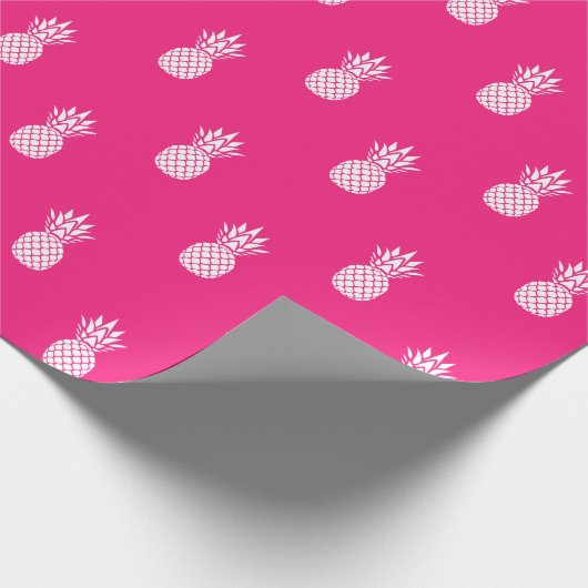 Preppy White Ananas auf hellrosa Geschenkpapier (Ecke)