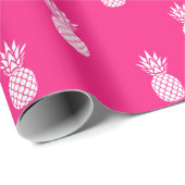 Preppy White Ananas auf hellrosa Geschenkpapier (Rolleneckpunkt)