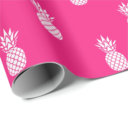 Preppy White Ananas auf hellrosa Geschenkpapier (Rolleneckpunkt)