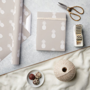 Preppy White Pineapels auf Beige Geschenkpapier
