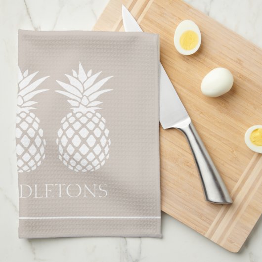 Preppy White Pineapels auf Beige Geschirrtuch (Viertel Falte)