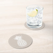 Preppy White Pineapels auf Beige Runder Pappuntersetzer (Vor Ort)