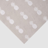 Preppy White Pineapels auf Beige Seidenpapier (Detail)