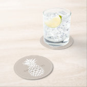 Preppy White Pineapple on Beige Personalized Runder Pappuntersetzer (Vor Ort)