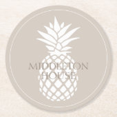 Preppy White Pineapple on Beige Personalized Runder Pappuntersetzer (Vorderseite)