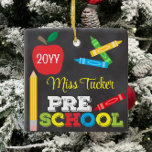 Preschool-Lehrer Keepake Chalkboard farbenfroh Keramikornament<br><div class="desc">Das Design der Pre-K-Lehrer-Ornamente umfasst einen Apfel, einen Herrscher, Schläger und mutige, bunte lustige Typografie! Klicken Sie auf die Schaltfläche Anpassen für weitere Optionen zur Änderung des Textes! Variationen dieses Designs, zusätzliche Farben sowie koordinierende Produkte sind in unserem Shop, zazzle.com/store/doodlelulu verfügbar. Kontaktieren Sie uns, wenn Sie dieses Design für ein...</div>