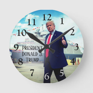 President Donald Trump Thumbs Up Naval Ship Runde Wanduhr