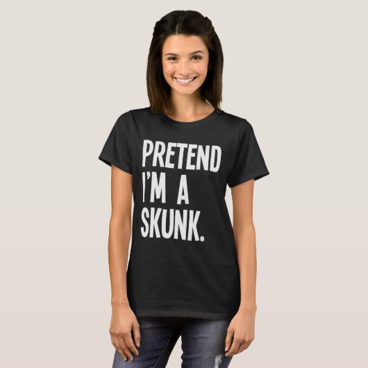Pretend I'm A Skunk Funny Halloween Party Costume  T-Shirt (Vorne ganz)