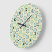 Pretty Blue and Lime Green Hexagon Tile Pattern Große Wanduhr (Winkel)