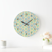 Pretty Blue and Lime Green Hexagon Tile Pattern Große Wanduhr (Zuhause)