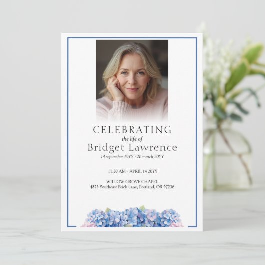 Pretty Blue Hydrangea Celebrating Life - Funeral Programm (Stehend Vorderseite)
