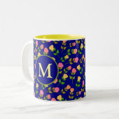 Pretty Blue Rose Pattern Monogram Zweifarbige Tasse (Vorderseite Links)