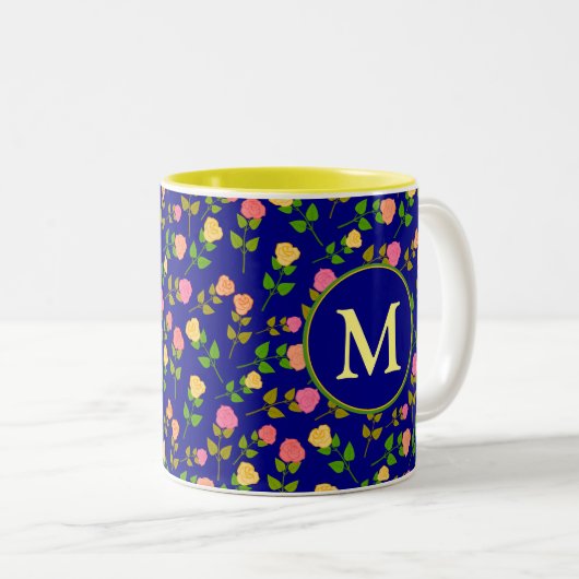 Pretty Blue Rose Pattern Monogram Zweifarbige Tasse (VorderseiteRechts)