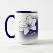 Pretty Blue White Flower Drawing Custom Name Tasse (Links)