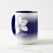 Pretty Blue White Flower Drawing Custom Name Tasse (Vorderseite Links)