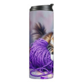 Pretty Cat with Purple Flowers and Yarn   Thermosbecher (Nach links gedreht)